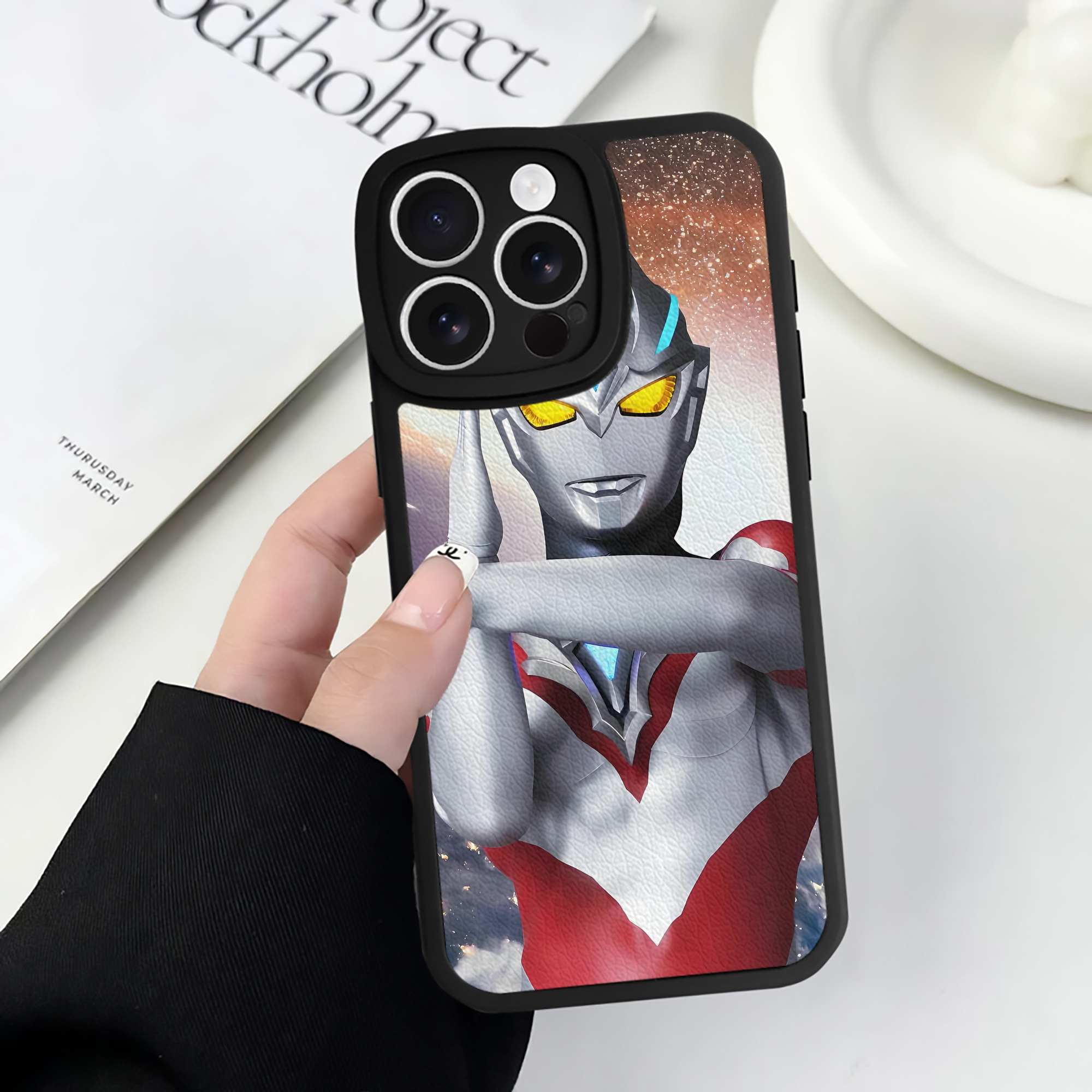 （画像用） ウルトラマン Ultraman 【iPhone 16シリーズ対応】シリコンスマホケース（レザー調） 材質：シリコン
